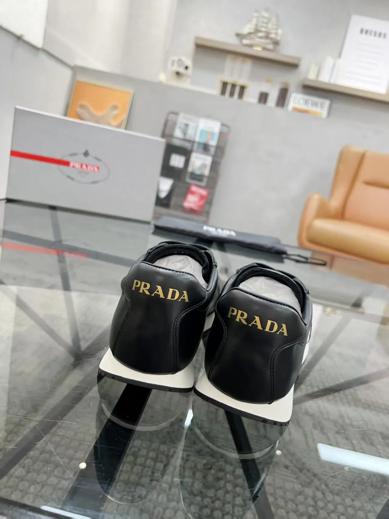 Factory price: 400💰Prada new men's leather sports shoes, the highest version on the market, any comparison is welcome🆚! The original leather has excellent texture and is super high-end! Fetal sheep net lining imported from Italy, removable pad! Luxurious materials and fine workmanship, highly recommended! Code number: 38-44, customized 45